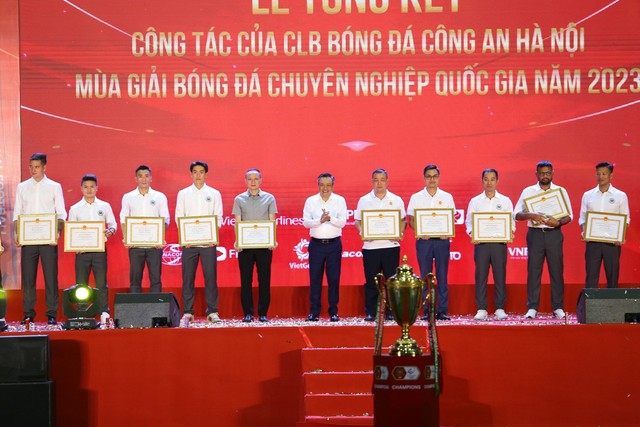 Dàn sao CLB Công An Hà Nội Bằng khen sau thành tích vô địch V-League - Ảnh 1.