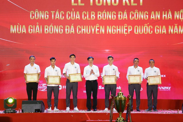 Dàn sao CLB Công An Hà Nội Bằng khen sau thành tích vô địch V-League - Ảnh 2.