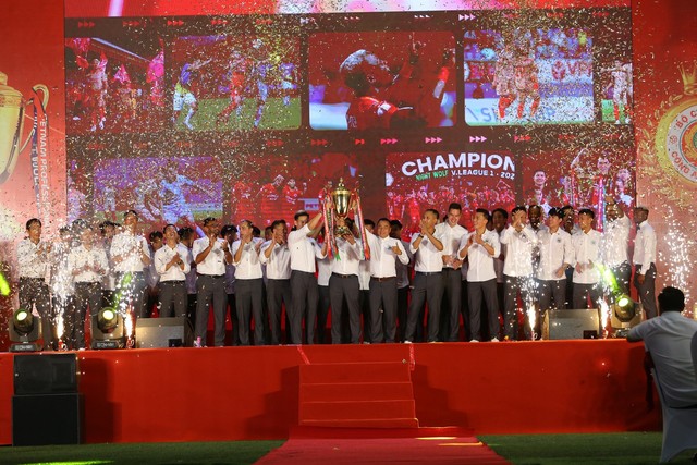 Dàn sao CLB Công An Hà Nội Bằng khen sau thành tích vô địch V-League - Ảnh 3.