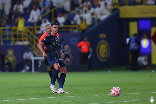 Ronaldo tỏa sáng với cú đúp trong chiến thắng đậm của Al Nassr, bỏ qua cơ hội lập hattrick để nhường đồng đội lập công - Ảnh 1.