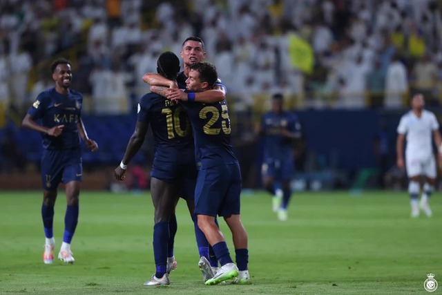 Ronaldo tỏa sáng với cú đúp trong chiến thắng đậm của Al Nassr, bỏ qua cơ hội lập hattrick để nhường đồng đội lập công - Ảnh 2.