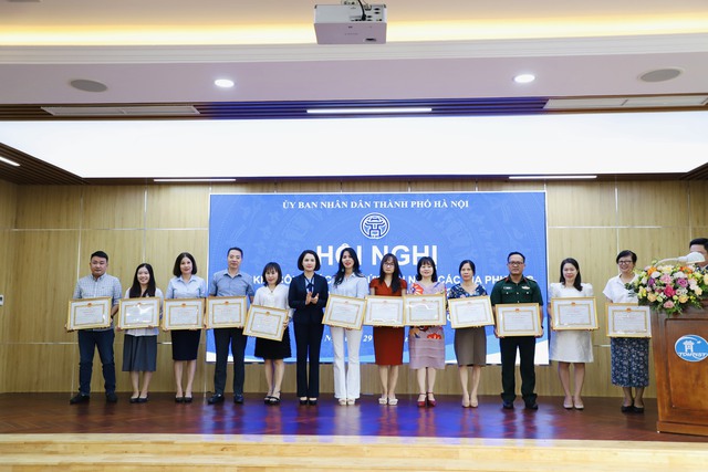 Ban CTKTQT, Báo điện tử Tổ Quốc được Chủ tịch UBND TP Hà Nội tặng bằng khen vì có thành tích xuất sắc trong tổ chức thành công Hội nghị hợp tác giữa các địa phương Việt - Pháp - Ảnh 4.