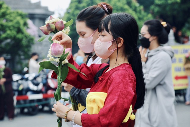 Mưa nắng bất chợt, người dân TP.HCM vẫn chen nhau đi lễ chùa ngày Vu lan báo hiếu - Ảnh 3.