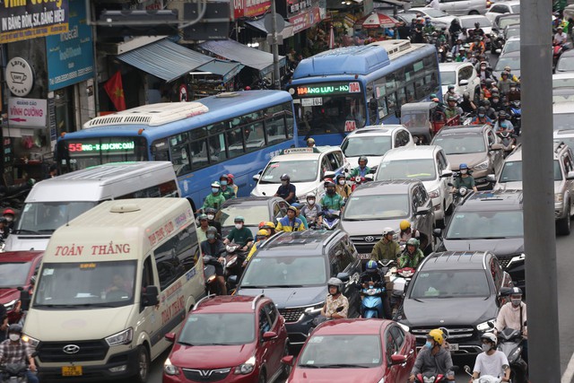 TP.HCM: Hàng nghìn phương tiện nối đuôi nhau rời thành phố, người dân sợ hãi cảnh kẹt xe kéo dài - Ảnh 7.