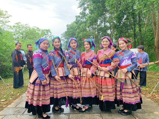 Người phụ nữ đưa trang phục truyền thống dân tộc Mông ra thế giới - Ảnh 3.
