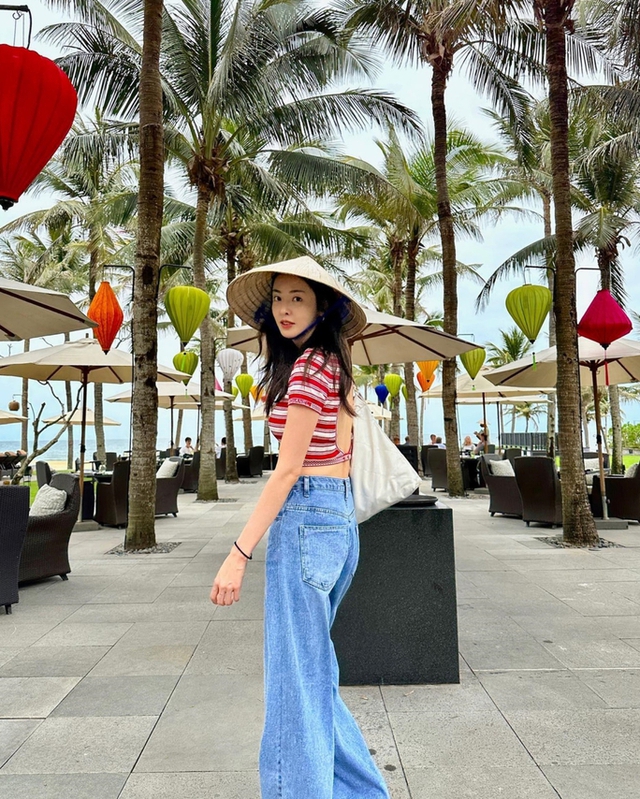 Soi thời trang du lịch Việt Nam của sao Hàn, nàng có ngay gợi ý để áp dụng cho bản thân  - Ảnh 1.
