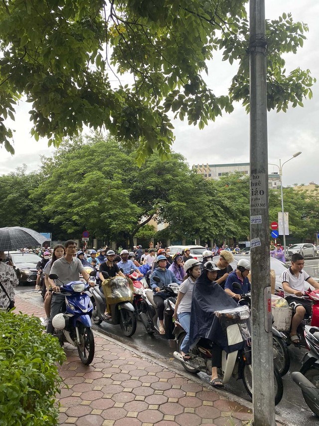 Hà Nội mưa cả ngày, dòng phương tiện về quê khiến đường phố ùn tắc kinh hoàng - Ảnh 9.
