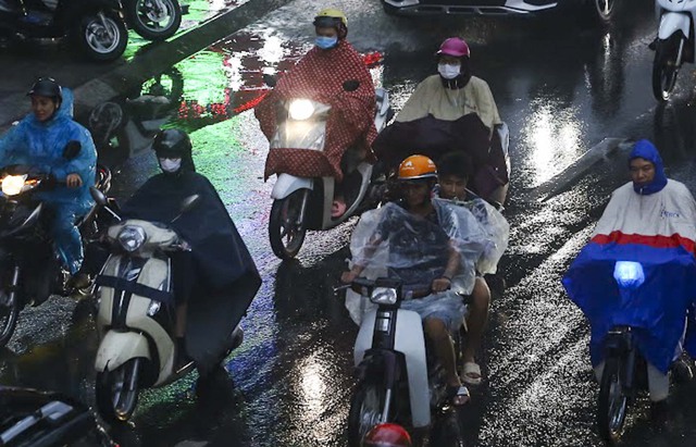 Hà Nội mưa cả ngày, dòng phương tiện về quê khiến đường phố ùn tắc kinh hoàng - Ảnh 5.