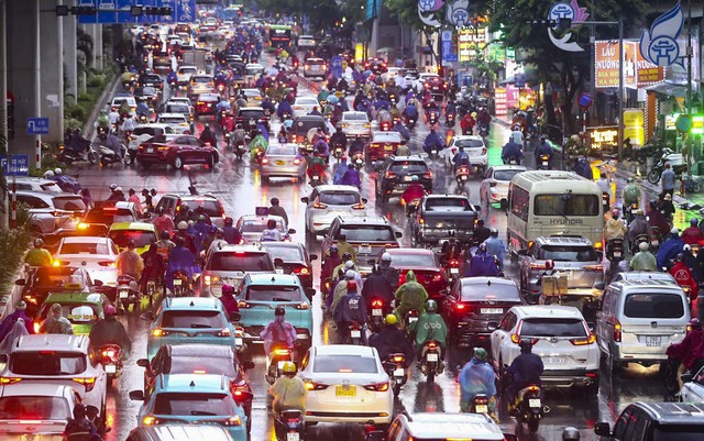 Hà Nội mưa cả ngày, dòng phương tiện về quê khiến đường phố ùn tắc kinh hoàng - Ảnh 2.