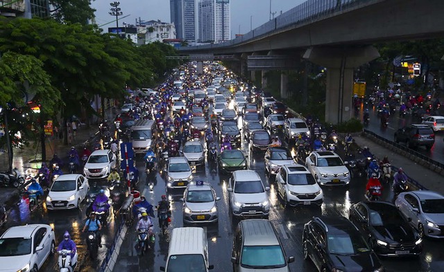 Hà Nội mưa cả ngày, dòng phương tiện về quê khiến đường phố ùn tắc kinh hoàng - Ảnh 3.