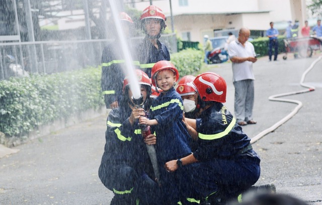 Nụ cười hạnh phúc của bé trai 7 tuổi mắc bệnh ung thư khi thỏa giấc mơ được làm lính cứu hỏa - Ảnh 7.