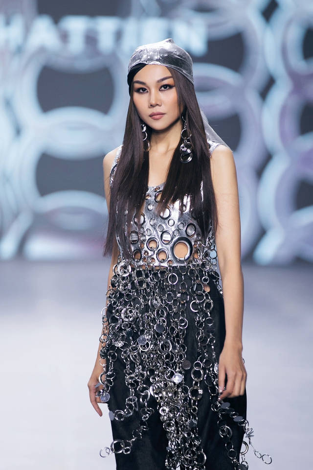 Siêu mẫu Thanh Hằng xuất hiện trên sàn catwalk sau khi được bạn trai cầu hôn  - Ảnh 6.
