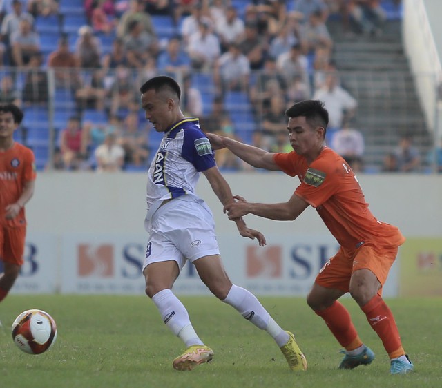 Cầu thủ SHB Đà Nẵng đổ gục sau trận thua SLNA, bước 'một chân' xuống hạng ở V.League 2023 - Ảnh 13.