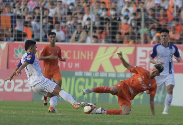 Cầu thủ SHB Đà Nẵng đổ gục sau trận thua SLNA, bước 'một chân' xuống hạng ở V.League 2023 - Ảnh 12.