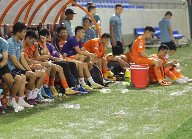 Cầu thủ SHB Đà Nẵng đổ gục sau trận thua SLNA, bước 'một chân' xuống hạng ở V.League 2023 - Ảnh 1.