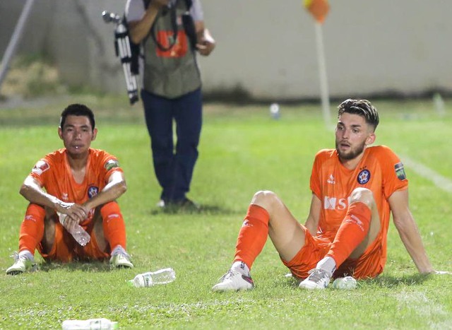 Cầu thủ SHB Đà Nẵng đổ gục sau trận thua SLNA, bước 'một chân' xuống hạng ở V.League 2023 - Ảnh 6.
