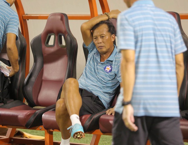 Cầu thủ SHB Đà Nẵng đổ gục sau trận thua SLNA, bước 'một chân' xuống hạng ở V.League 2023 - Ảnh 10.