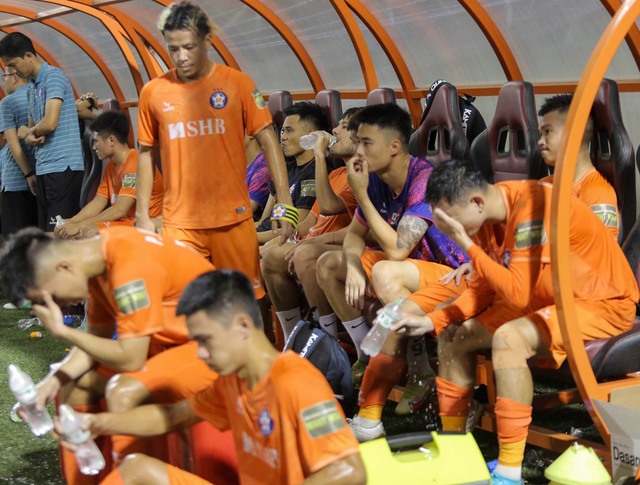 Cầu thủ SHB Đà Nẵng đổ gục sau trận thua SLNA, bước 'một chân' xuống hạng ở V.League 2023 - Ảnh 11.