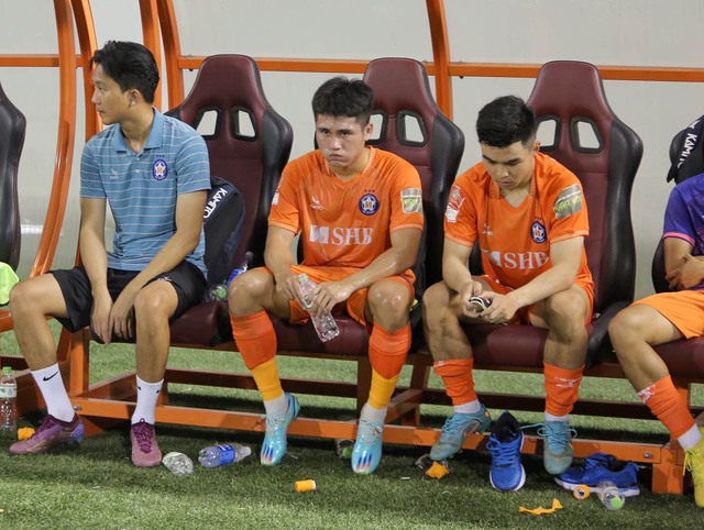 Cầu thủ SHB Đà Nẵng đổ gục sau trận thua SLNA, bước 'một chân' xuống hạng ở V.League 2023 - Ảnh 3.
