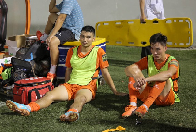 Cầu thủ SHB Đà Nẵng đổ gục sau trận thua SLNA, bước 'một chân' xuống hạng ở V.League 2023 - Ảnh 8.