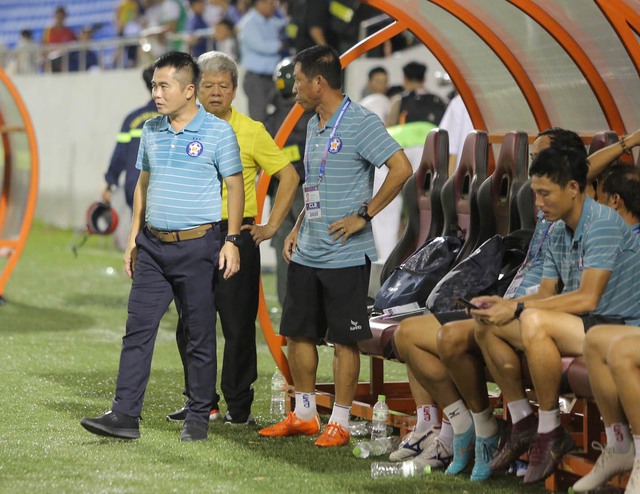 Cầu thủ SHB Đà Nẵng đổ gục sau trận thua SLNA, bước 'một chân' xuống hạng ở V.League 2023 - Ảnh 9.