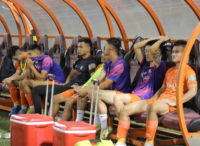 Cầu thủ SHB Đà Nẵng đổ gục sau trận thua SLNA, bước 'một chân' xuống hạng ở V.League 2023 - Ảnh 2.