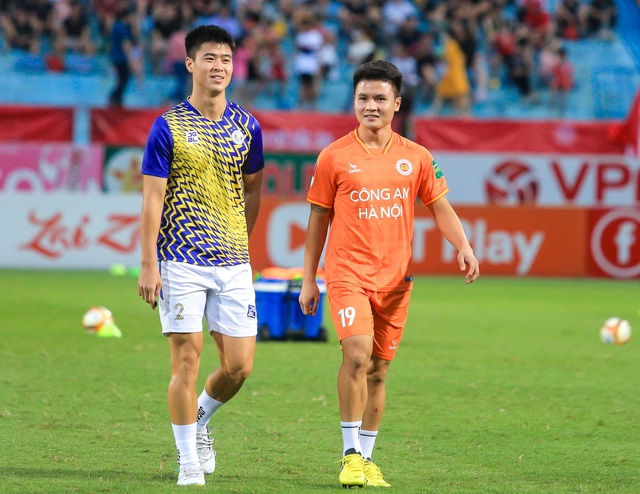 Quang Hải ôm thắm thiết đồng đội trong ngày tái ngội đội bóng cũ - Ảnh 1.