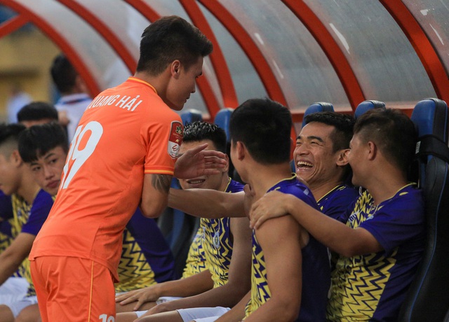 Quang Hải ôm thắm thiết đồng đội trong ngày tái ngội đội bóng cũ - Ảnh 5.