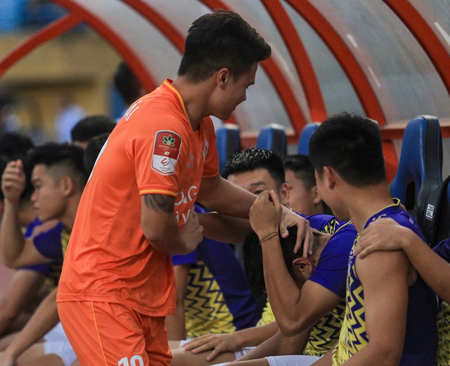 Quang Hải ôm thắm thiết đồng đội trong ngày tái ngội đội bóng cũ - Ảnh 6.