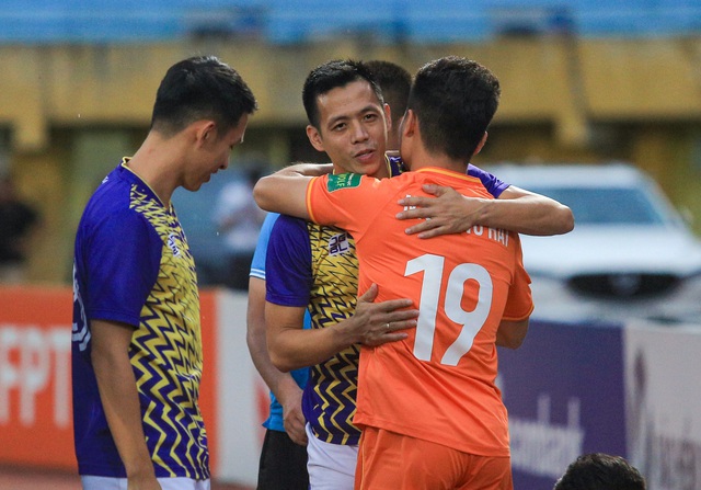 Quang Hải ôm thắm thiết đồng đội trong ngày tái ngội đội bóng cũ - Ảnh 2.