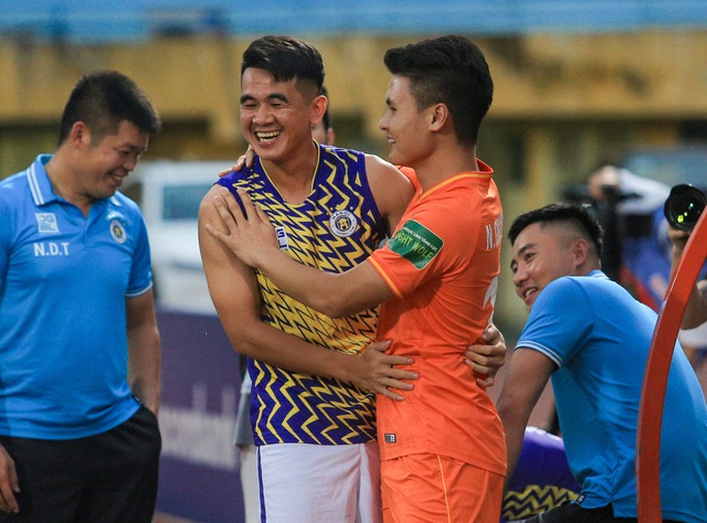 Quang Hải ôm thắm thiết đồng đội trong ngày tái ngội đội bóng cũ - Ảnh 3.