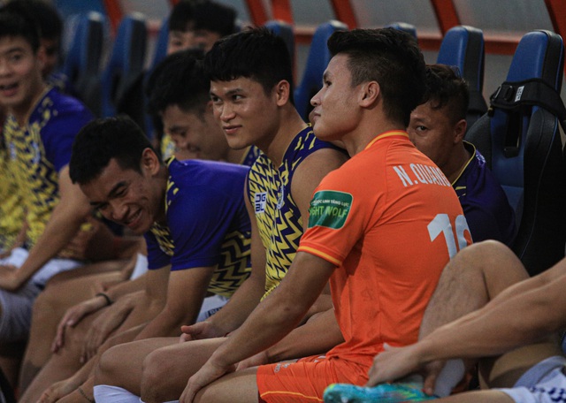 Quang Hải ôm thắm thiết đồng đội trong ngày tái ngội đội bóng cũ - Ảnh 4.