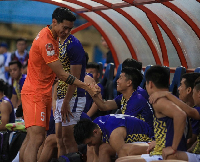 Quang Hải ôm thắm thiết đồng đội trong ngày tái ngội đội bóng cũ - Ảnh 9.