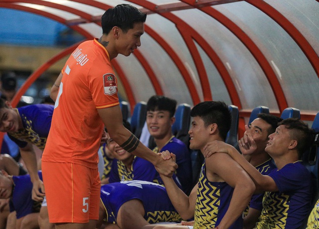 Quang Hải ôm thắm thiết đồng đội trong ngày tái ngội đội bóng cũ - Ảnh 7.