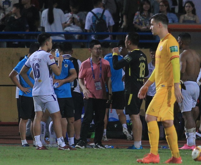 Thành Chung nhận thẻ vàng từ trọng tài Thái Lan, được Chủ tịch CLB Hà Nội xuống động viên - Ảnh 9.