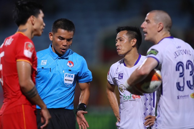 Mất ngôi đầu V.League vào tay CLB CAHN, HLV Hà Nội FC đặt dấu hỏi về trọng tài Thái Lan - Ảnh 1.
