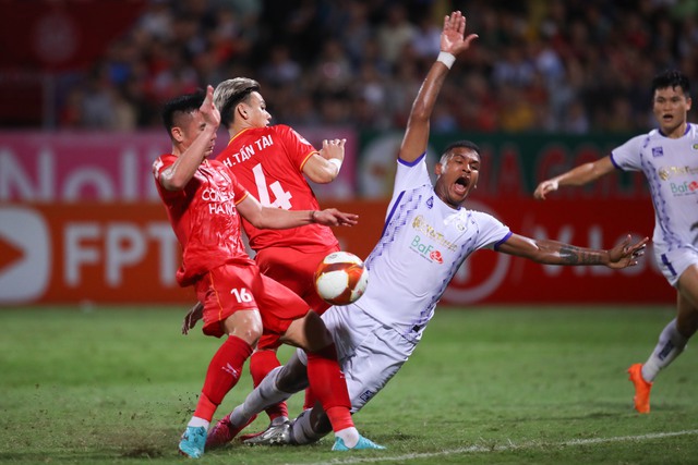 Mất ngôi đầu V.League vào tay CLB CAHN, HLV Hà Nội FC đặt dấu hỏi về trọng tài Thái Lan - Ảnh 2.
