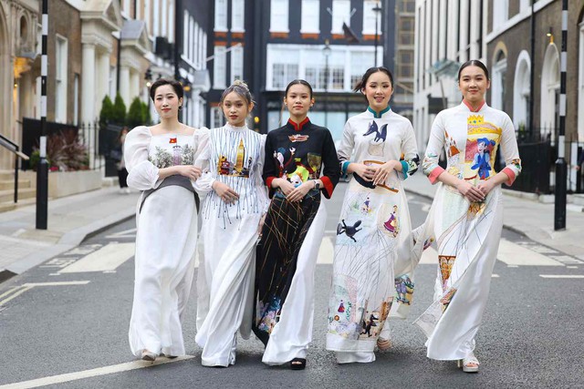 Nikkei Asia ấn tượng với nhà thiết kế Việt mang áo dài ra thế giới - Ảnh 1.