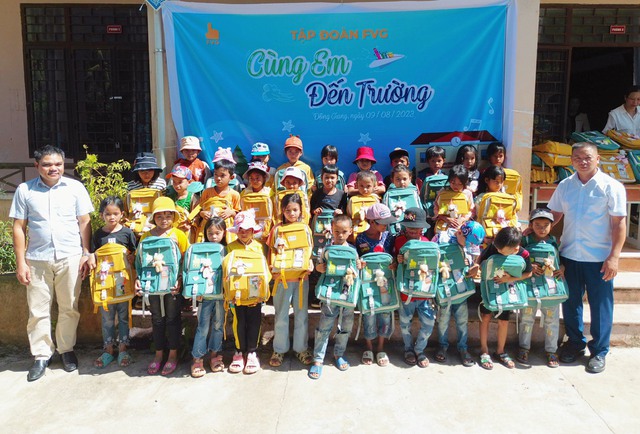 Trao tặng hàng trăm phần quà cho học sinh nghèo huyện miền núi Đông Giang - Ảnh 1.