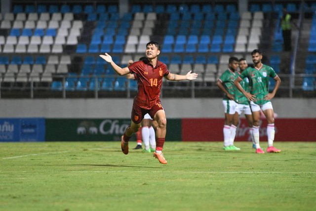 U23 Thái Lan tạo “mưa bàn thắng” vào lưới đối thủ, đua vé đi tiếp đầy quyết liệt với Malaysia - Ảnh 1.