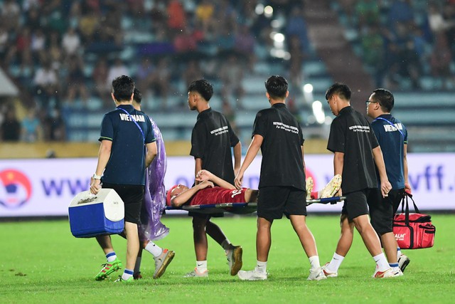 HLV Troussier đăm chiêu khi 2 tuyển thủ Việt Nam phải rời sân vì dính chấn thương - Ảnh 2.