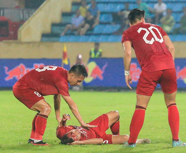 Tiền vệ ĐT Việt Nam va chạm chảy máu đầu trên sân phải đi cấp cứu  - Ảnh 2.
