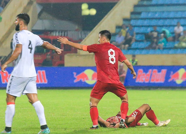 Tiền vệ ĐT Việt Nam va chạm chảy máu đầu trên sân phải đi cấp cứu  - Ảnh 3.