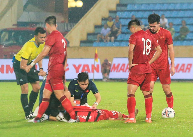 Tiền vệ ĐT Việt Nam va chạm chảy máu đầu trên sân phải đi cấp cứu  - Ảnh 4.