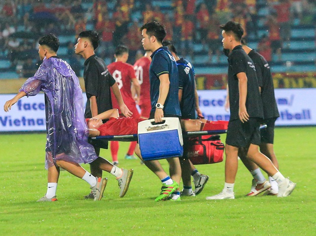 Tiền vệ ĐT Việt Nam va chạm chảy máu đầu trên sân phải đi cấp cứu  - Ảnh 5.