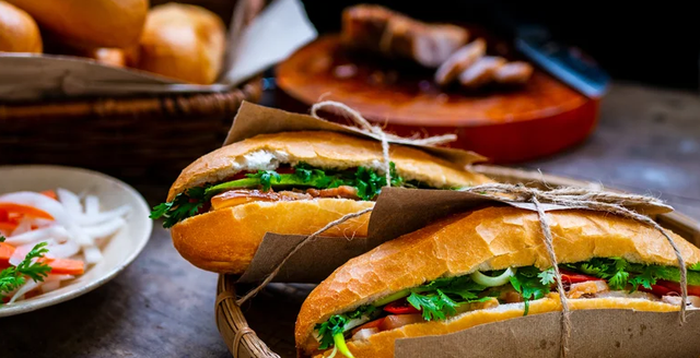 Báo quốc tế ngợi ca bánh mì Việt Nam: Không chỉ là bản sao của bánh mì Pháp nguyên bản mà còn hơn thế - Ảnh 1.