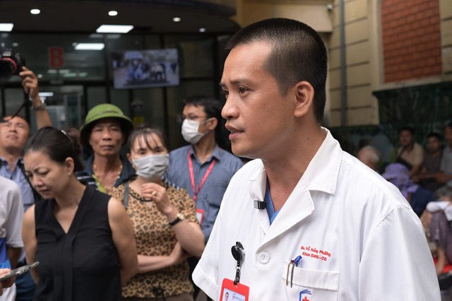 Các bệnh viện huy động mọi nguồn lực để cấp cứu cho bệnh nhân vụ cháy chung cư mini tại Hà Nội - Ảnh 1.