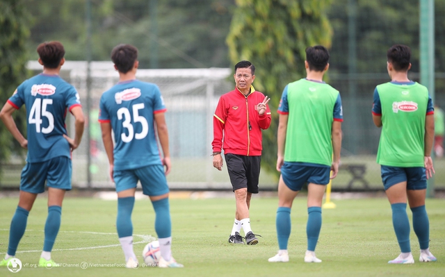 HLV Hoàng Anh Tuấn: 'Nếu được tôi đã chọn Quế Ngọc Hải cùng đội tuyển Olympic Việt Nam dự Asiad' - Ảnh 1.