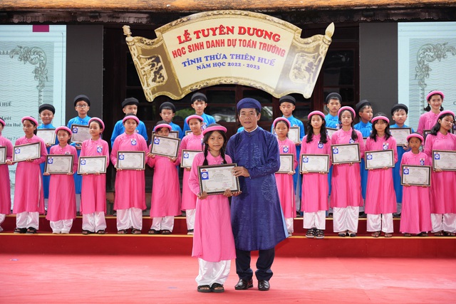Thừa Thiên Huế tuyên dương, tặng thưởng áo dài cho 386 học sinh có thành tích xuất sắc - Ảnh 1.