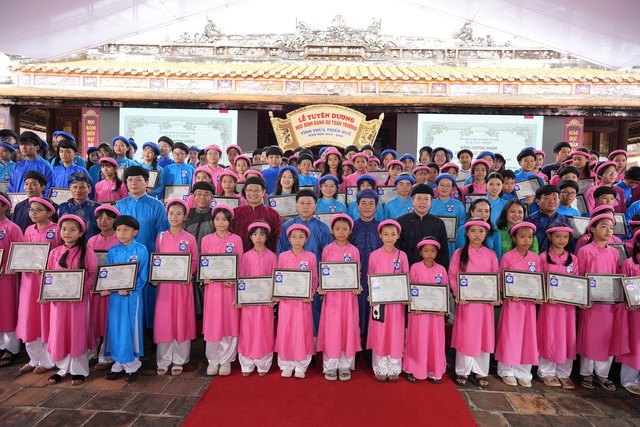 Thừa Thiên Huế tuyên dương, tặng thưởng áo dài cho 386 học sinh có thành tích xuất sắc - Ảnh 2.